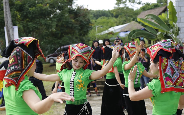 Khăn piêu của người Thái, chiếc khăn hái lượm Khăn piêu của người Thái, chiếc khăn hái lượm