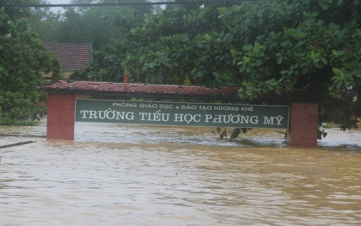 Sinh viên quê rốn lũ miền Trung bất lực, trào nước mắt lo cho gia đình