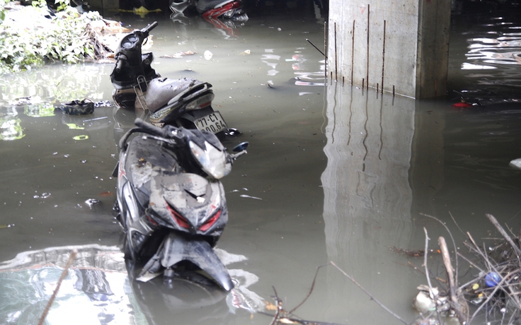 Xe máy chìm lổn ngổn ngay trung tâm Sài Gòn sau cơn mưa ‘lịch sử’