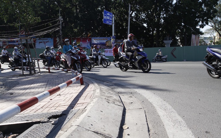 Sài Gòn lắp barie trên vỉa hè: Nhiều đường làm từ lâu nhưng lắp bao bọc