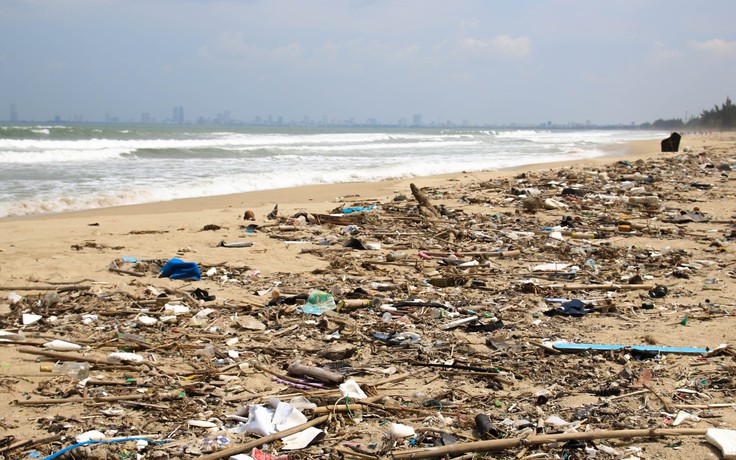Biển Đà Nẵng rác ngập tràn, gây bức xúc trong dân mấy tháng qua