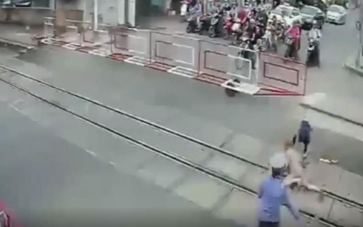 [VIDEO] Khoảnh khắc sinh tử 2 nữ gác chắn cứu bà cụ ngay đầu đoàn tàu đang lao đến