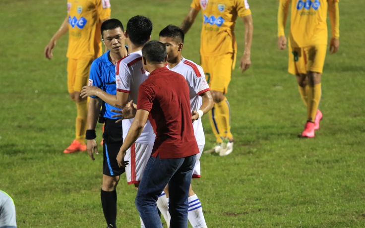 Trọng tài Hà Anh Chiến: ‘Tình huống đó xảy ra nhanh quá mà tôi lại đứng hơi xa’