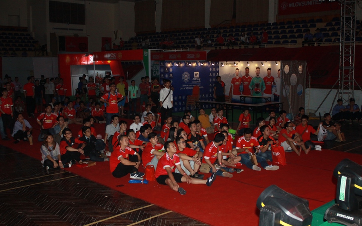 Xếp hàng từ chiều đến tối, fan M.U Việt buồn bã vì trận đấu tranh top 4 bị hủy