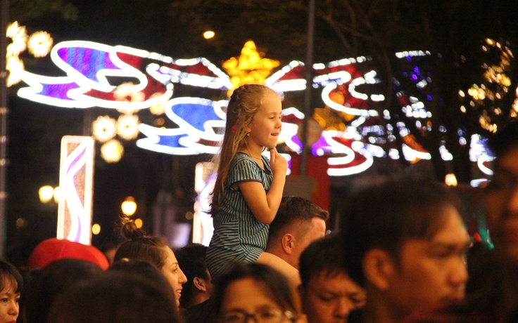 Đường phố trung tâm Sài Gòn rực rỡ trong đêm Giáng Sinh