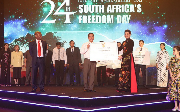 Lãnh sự Nam Phi tặng quỹ cộng đồng người Việt 5 tỉ đồng nhân ngày Quốc khánh