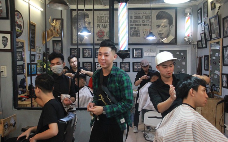 Tiệm tóc trong hẻm đông nghịt khách dịp cận Tết