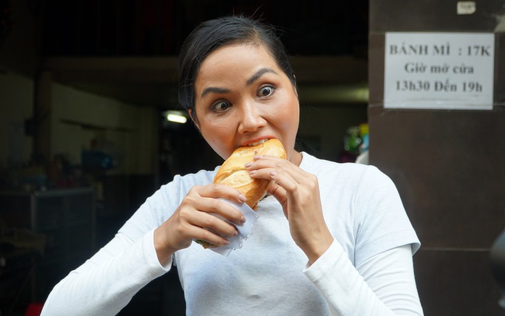 H’hen Niê dành một ngày để đi ăn bánh mì Sài Gòn