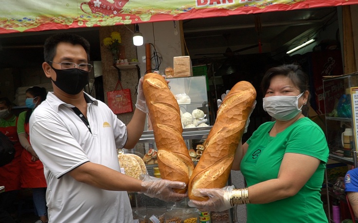 Hai vợ chồng Sài Gòn làm cặp bánh mì khổng lồ mừng ngày Google tôn vinh bánh mì Việt Nam