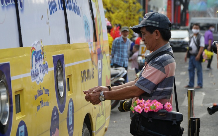 Sáng 25 tháng chạp, người Sài Gòn bất ngờ vì xuất hiện xe buýt phát khẩu trang tự động miễn phí