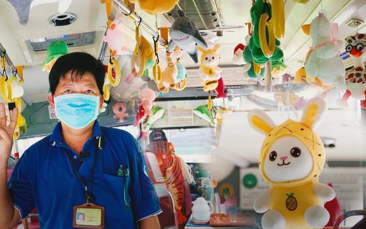 Kỳ lạ xe buýt đầy ắp thú bông ở Sài Gòn: Phụ xe là cao thủ gắp thú!