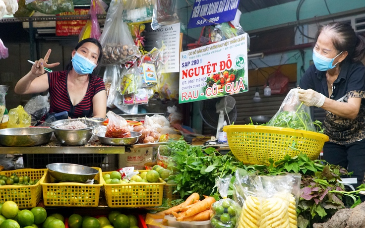 Tiểu thương chợ truyền thống TP.HCM thở phào vì giá rau củ đã ‘hạ nhiệt’
