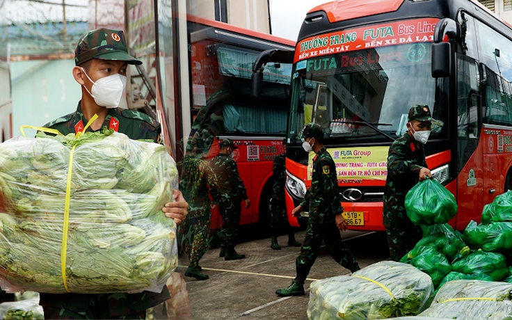 Xe buýt và xe khách dỡ ghế, chở hàng trăm tấn nông sản từ Đà Lạt tiếp tế TP.HCM