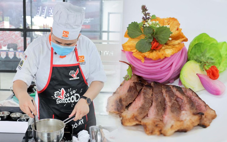 Nấu bún bò trộn sốt mắm ruốc, 9X Sài Gòn thắng cuộc thi nấu ăn