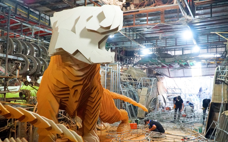 Cận cảnh linh vật hổ 3D khổng lồ chờ ngày ‘ra mắt’ đường hoa Tết Nguyễn Huệ