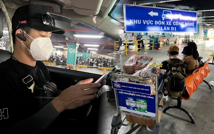 Taxi công nghệ có làn riêng, khách thoát cảnh vác va li leo 4 tầng ở sân bay Tân Sơn Nhất