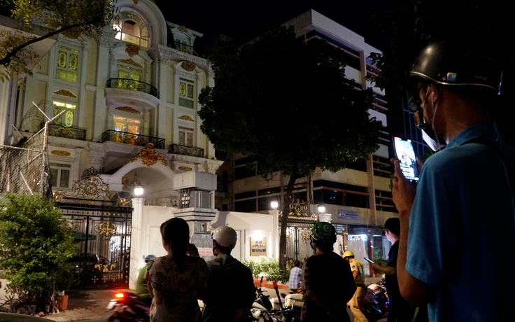 Người dân TP.HCM kéo đến nhà bà Nguyễn Phương Hằng livestream