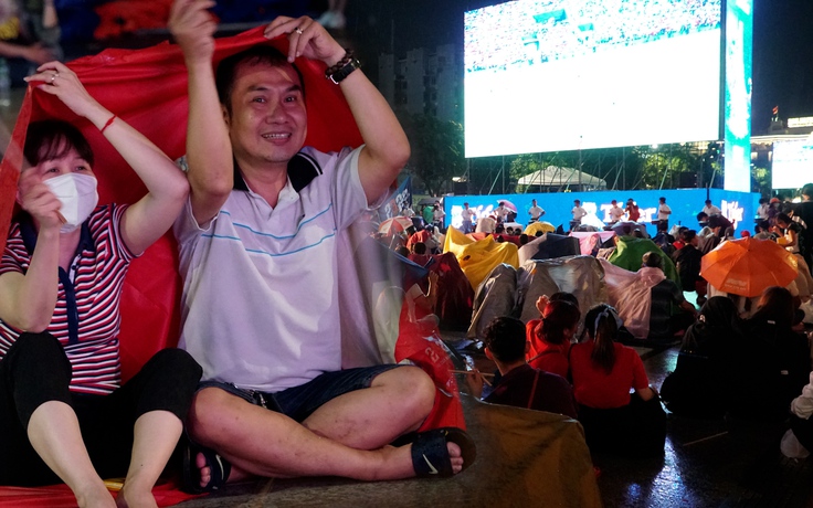 Người dân TP.HCM vỡ oà trong mưa khi U.23 Việt Nam ghi bàn gần phút chót