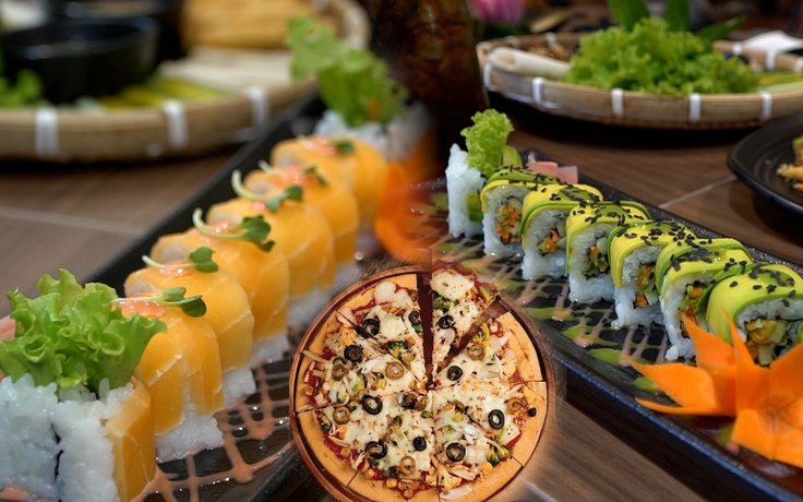 Đi ăn sushi, pizza chay đối diện chùa Ngọc Hoàng: ‘Cháy’ hàng tháng Vu Lan