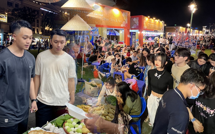 Có gì ở lễ hội ẩm thực ven sông Sài Gòn mà hàng ngàn người đổ về?