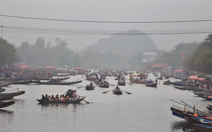 Hàng nghìn du khách đổ về chùa Hương trước ngày khai hội