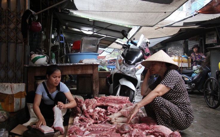 Khởi tố vụ án, bắt giam 2 phụ nữ hắt dầu nhờn vào thịt lợn