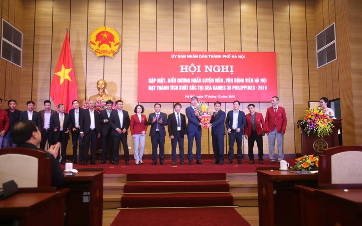 Quang Hải và đồng nghiệp được Hà Nội thưởng hơn 6,2 tỉ đồng Quang Hải và đồng nghiệp được Hà Nội thưởng hơn 6,2 tỉ đồng