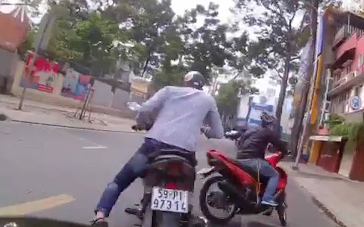 Cảnh sát hình sự rượt đuổi nghi can 'đá nóng' xe máy như phim hành động