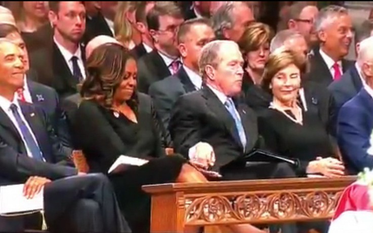 Cựu Tổng thống Bush cho kẹo phu nhân ông Obama