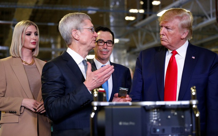 Thăm nhà máy Apple, Tổng thống Trump hứa xem xét miễn thuế linh kiện Trung Quốc