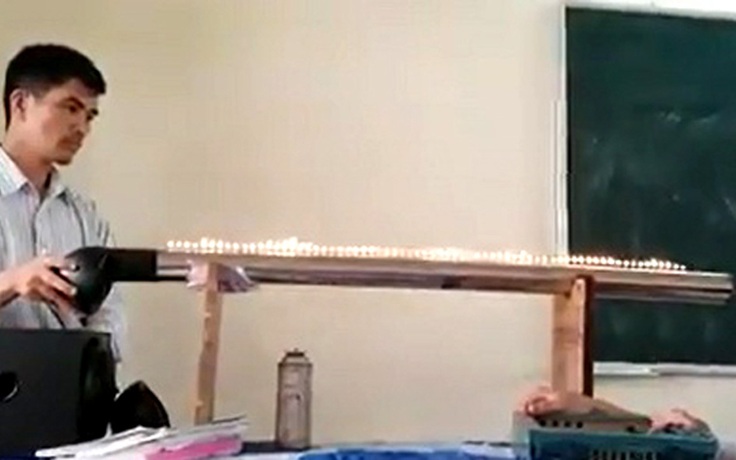 Thầy vật lý khiến tia lửa nhảy trên nền nhạc 'Hậu duệ mặt trời'