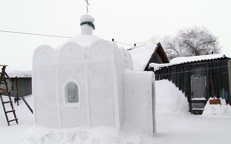 Mất cả tháng rưỡi xây nhà thờ bằng tuyết