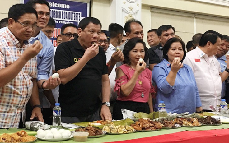 Ông Duterte ăn thịt gà trấn an người dân