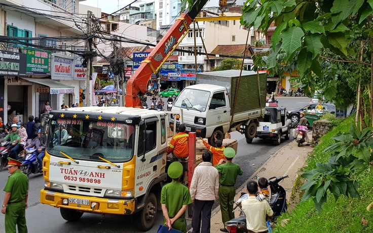 Đến Đà Lạt cẩu xe 'vắng chủ' đậu lấn chiếm lề đường