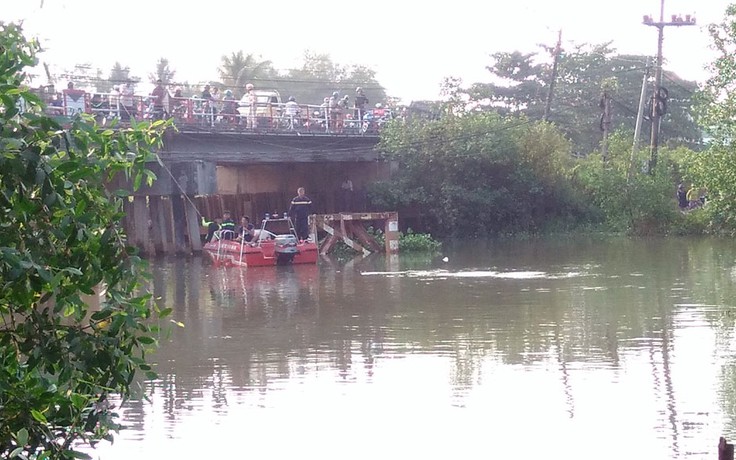 Nam thanh niên để lại trên bờ nhang, bánh ngọt rồi nhảy cầu Ông Me Lớn