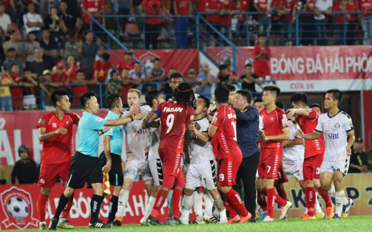 Bạo lực sân cỏ ở bóng đá Việt bùng phát vì 'lờn thuốc'?