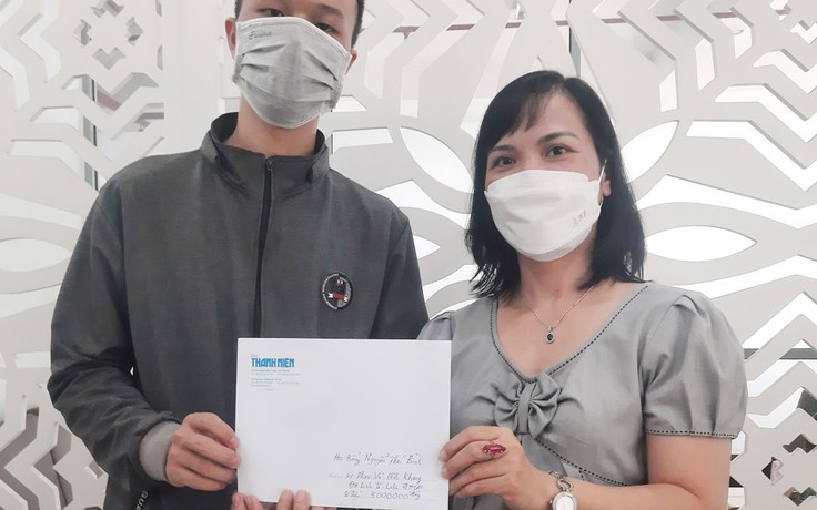 Trao học bổng Nguyễn Thái Bình - Báo Thanh Niên cho sinh viên có hoàn cảnh khó khăn