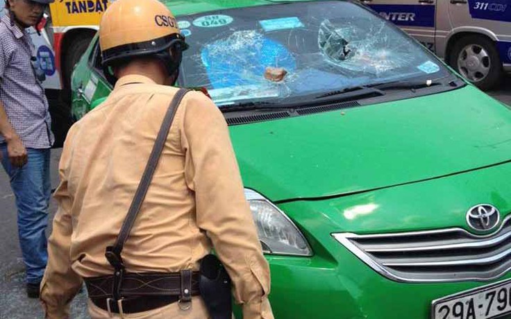 Hất ngã cảnh sát giao thông, tài xế taxi bỏ chạy gây náo loạn Hà Nội