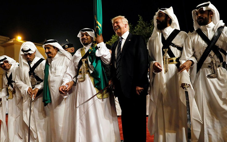 Ngạc nhiên Tổng thống Trump 'múa kiếm' cùng người Ả Rập