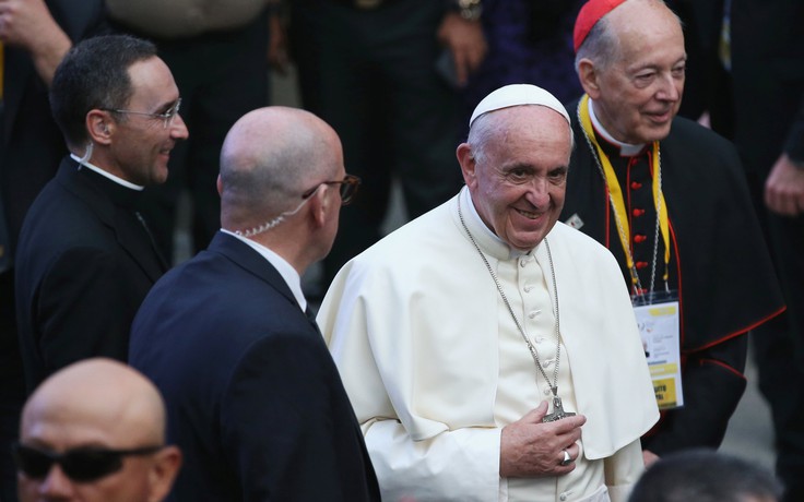 Giáo hoàng Francis giúp cảnh sát ngã ngựa