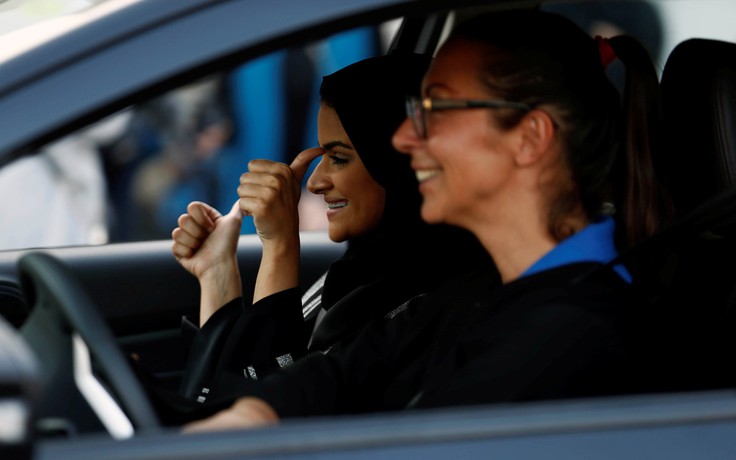 Hết cấm đoán, phụ nữ Ả Rập đổ xô học lái xe để đổi đời
