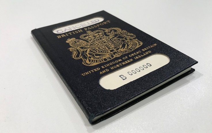 Ngạc nhiên chưa: Rời EU, nước Anh lại thuê công ty EU in hộ chiếu mới