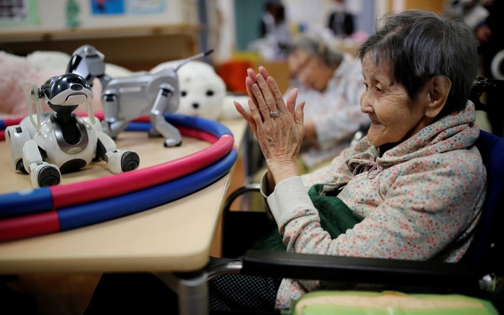 Người già Nhật Bản dùng robot làm bầu bạn