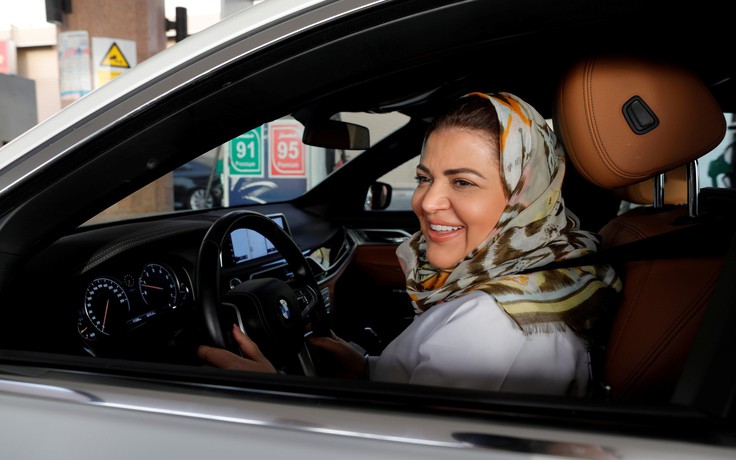 Phụ nữ Ả Rập Xê Út sáng sớm lái xe ra đường mừng bỏ lệnh cấm