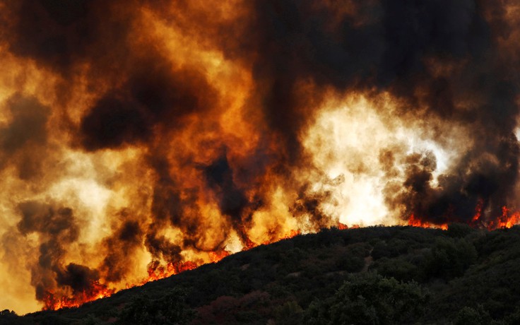 Thời tiết khô nóng, cháy rừng ở California càng kinh hoàng hơn