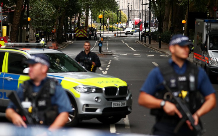 Xe ô tô đâm vào tòa nhà Quốc hội Anh, nhiều người bị thương