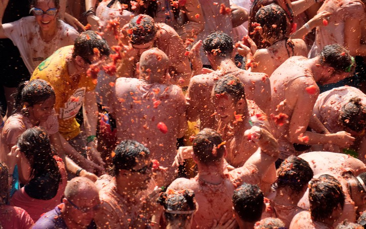 Hàng ngàn người lầy lội trong 'biển cà chua' tại lễ hội Tomatina