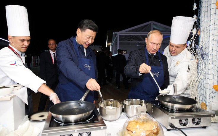 Tổng thống Putin và Chủ tịch Tập Cận Bình trổ tài 'đổ bánh xèo' Nga