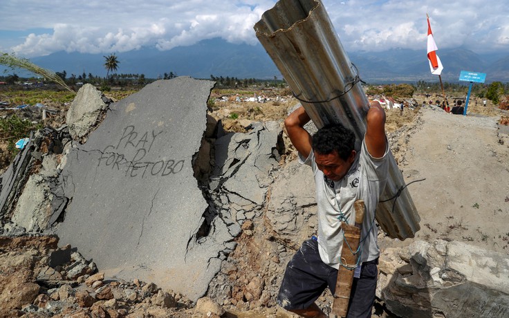 Hậu thảm họa kép Indonesia: bới tìm thức ăn giữa đổ nát hoang tàn