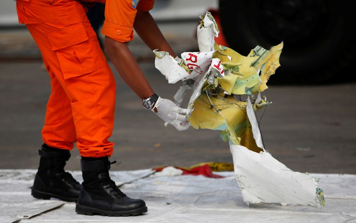 Indonesia tìm hộp đen thứ 2 của máy bay rơi xuống biển
